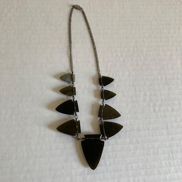 Vintage Jewelry Set Lucite Arrowhead Necklace And Screw On Earring - Picture 3 of 9
